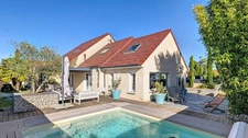 Châtenoy-En-Bresse (71) maison récente à vendre de 158 m² terrain de 1073 m² piscine chauffée Pergola bioclimatique et grand garage !