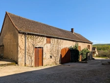 In Charrecey (71) Former wine estate of approximately 380 m² 13 minutes from the TGV station and 13000 m² of land!