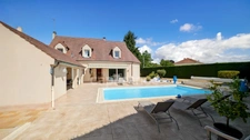 5 minutes from Chalon-sur-Saône (71) Superb Charming Villa – 200 m² living space – 1,800 m² grounds with swimming pool & pool house!