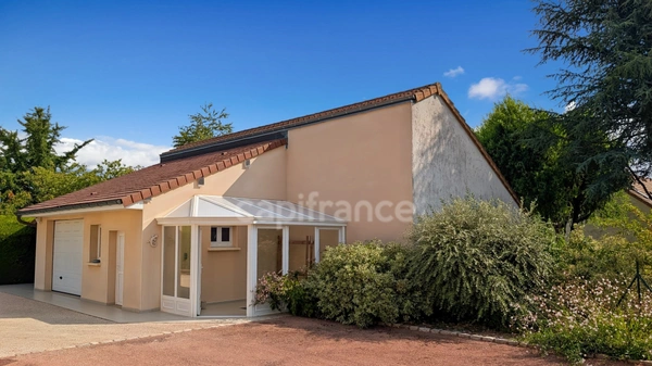 À 5 minutes de Chalon-sur-Saône (71) ​Superbe Villa de 200 m² double garage et dépendance Parc de 1 800 m² Piscine & Pool House !