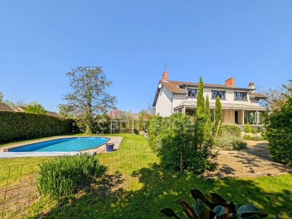 A vendre à 10 minutes de Chalon-Sur-Saône (71) Villa avec cachet de 189 m² 7 pièces 5 chambres et terrain de 2310 m²