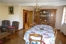 Maison 6 chambres avec 4600m2 de jardin, grand sous-sol, possibilité de vie en plain-pied (Calvinet-Puycapel, 15)