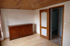 Maison en pierre avec petit jardin proche commerces et services (Puycapel-Calvinet, 15)