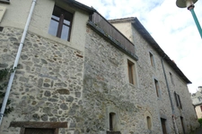 Grande maison rénovée avec atelier ou local commercial, terrasse panoramique et jardin (Mourjou - Puycapel, 15)