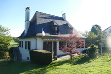 Maison 6 chambres avec 4600m2 de jardin, grand sous-sol, possibilité de vie en plain-pied (Calvinet-Puycapel, 15)
