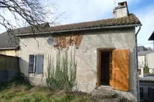 Maison en pierre avec petit jardin proche commerces et services (Puycapel-Calvinet, 15)