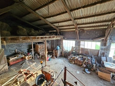 Grange sur 2 niveaux avec atelier, puits et terrain attenants