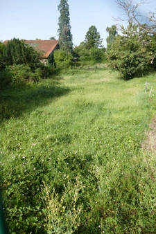 Terrain constructible de 1043m2 environ, tout proche du centre-ville de Maurs (15)