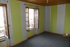 Maison en pierre avec petit jardin proche commerces et services (Puycapel-Calvinet, 15)