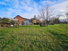 Grange sur 2 niveaux avec atelier, puits et terrain attenants