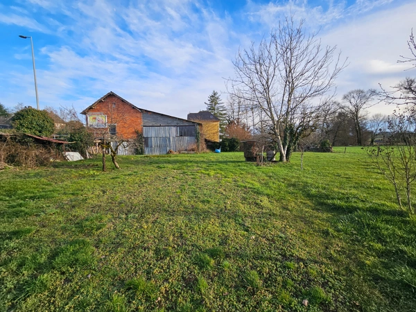 Grange sur 2 niveaux avec atelier, puits et terrain attenants