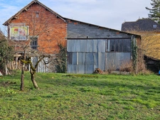 Grange sur 2 niveaux avec atelier, puits et terrain attenants