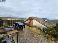 Grande maison rénovée avec atelier ou local commercial, terrasse panoramique et jardin (Mourjou - Puycapel, 15)