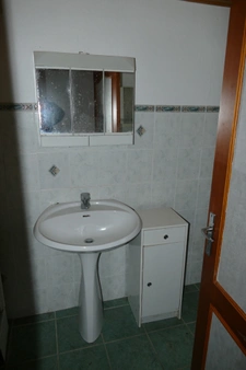 Maison en pierre avec petit jardin proche commerces et services (Puycapel-Calvinet, 15)