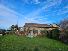 Grange sur 2 niveaux avec atelier, puits et terrain attenants