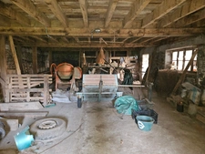 Grange sur 2 niveaux avec atelier, puits et terrain attenants