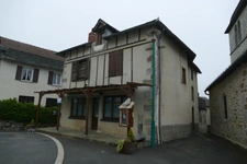 Grande maison rénovée avec atelier ou local commercial, terrasse panoramique et jardin (Mourjou - Puycapel, 15)