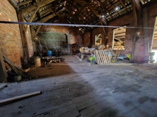 Grange sur 2 niveaux avec atelier, puits et terrain attenants