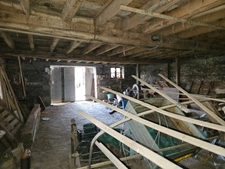 Grange sur 2 niveaux avec atelier, puits et terrain attenants