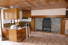 Maison en pierre avec petit jardin proche commerces et services (Puycapel-Calvinet, 15)