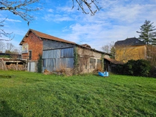 Grange sur 2 niveaux avec atelier, puits et terrain attenants