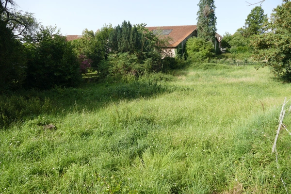 Terrain constructible de 1043m2 environ, tout proche du centre-ville de Maurs (15)