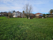 Grange sur 2 niveaux avec atelier, puits et terrain attenants