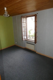 Maison en pierre avec petit jardin proche commerces et services (Puycapel-Calvinet, 15)