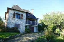 Maison 6 chambres avec 4600m2 de jardin, grand sous-sol, possibilité de vie en plain-pied (Calvinet-Puycapel, 15)