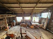 Grange sur 2 niveaux avec atelier, puits et terrain attenants