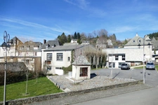 Maison en pierre avec petit jardin proche commerces et services (Puycapel-Calvinet, 15)