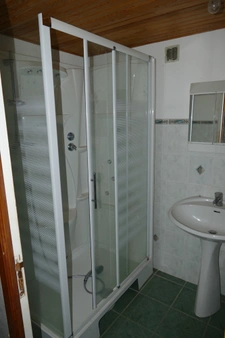 Maison en pierre avec petit jardin proche commerces et services (Puycapel-Calvinet, 15)
