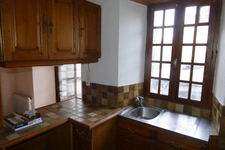 Maison en pierre avec petit jardin proche commerces et services (Puycapel-Calvinet, 15)