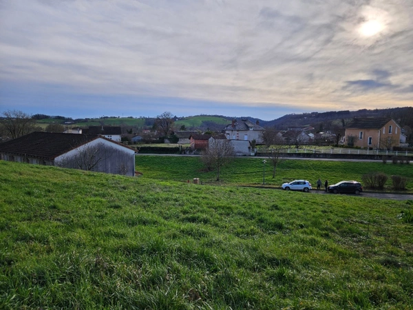 Terrain à bâtir, tout proche du centre-ville de Maurs (15)
