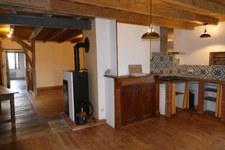 Grande maison rénovée avec atelier ou local commercial, terrasse panoramique et jardin (Mourjou - Puycapel, 15)