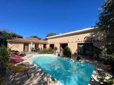 villa principale T7 avec piscine et jardin + 2 petits immeubles locatifs composés de 20 chambres / à vendre à MONTPELLIER (34)