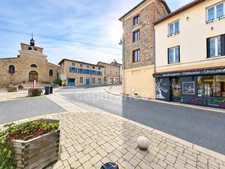 Sail sous Couzan COMMERCES/ECOLE avec TERRAIN de 880 M2