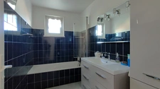 VEAUCHE – BELLE MAISON FAMILIALE de 130 m², CLIMATISEE, LUMINEUSE, TRES BIEN EQUIPEE, AU CALME sur 1050 m² de TERRAIN CLOS