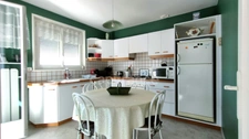 VEAUCHE – BELLE MAISON FAMILIALE de 130 m², CLIMATISEE, LUMINEUSE, TRES BIEN EQUIPEE, AU CALME sur 1050 m² de TERRAIN CLOS