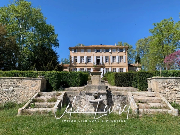 Dpt Bouches du Rhône (13), à vendre AIX-EN-PROVENCE / LUBERON Superbe bastide du XVIIIe siècle sur 35 hectares de terres