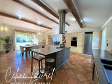 Maison à vendre 5 chambres ROGNES (13) 170 m², piscine, nombreuses dépendances et jardin arboré de 4 500 m²
