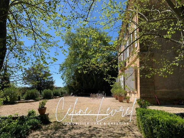 Dpt Bouches du Rhône (13), à vendre AIX-EN-PROVENCE / LUBERON Superbe bastide du XVIIIe siècle sur 35 hectares de terres