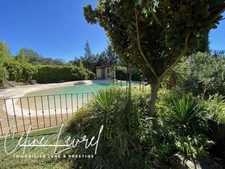 Maison à vendre 5 chambres ROGNES (13) 170 m², piscine, nombreuses dépendances et jardin arboré de 4 500 m² : idéale pour une famille, un artisan ou une activité de soins