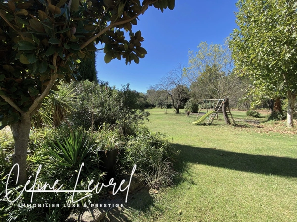 Maison à vendre 5 chambres ROGNES (13) 170 m², piscine, nombreuses dépendances et jardin arboré de 4 500 m² : idéale pour une famille, un artisan ou une activité de soins