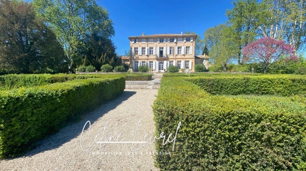 Dpt Bouches du Rhône (13), à vendre AIX-EN-PROVENCE / LUBERON Superbe bastide du XVIIIe siècle sur 35 hectares de terres