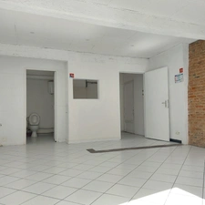 Local/bureau à vendre MONTAUBAN (82) avec vitrine et deux entrées, espace sanitaire.
