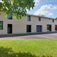 Maison à vendre 13 pièces MONTAUBAN (82), salle de reception, parking, bureaux, cave, dépendances,  parc de 8000m2, 2 entrées indépendantes 