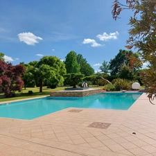 Maison à vendre 13 pièces MONTAUBAN (82), salle de reception, parking, bureaux, cave, dépendances,  parc de 8000m2, 2 entrées indépendantes 