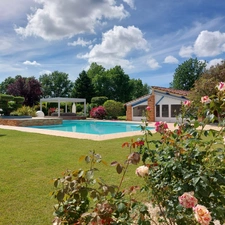Maison à vendre 13 pièces MONTAUBAN (82), salle de reception, parking, bureaux, cave, dépendances,  parc de 8000m2, 2 entrées indépendantes 