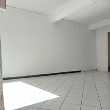 Local/bureau à vendre MONTAUBAN (82) avec vitrine et deux entrées, espace sanitaire.
